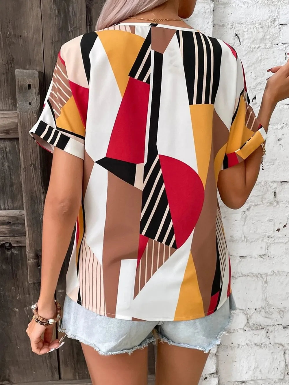 V-neck printed short sleeved shirt with women's geometric pattern contrasting color
