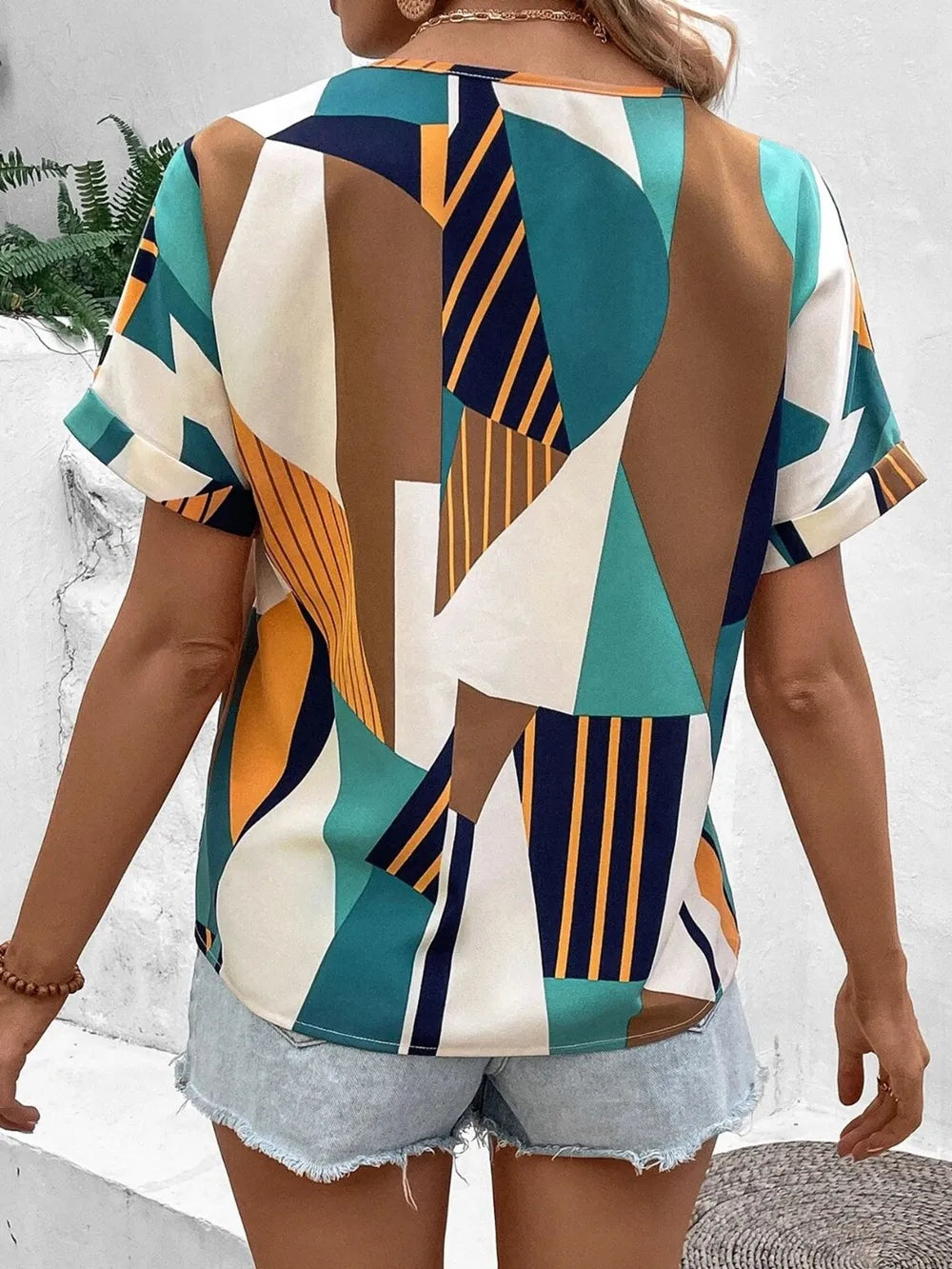 V-neck printed short sleeved shirt with women's geometric pattern contrasting color