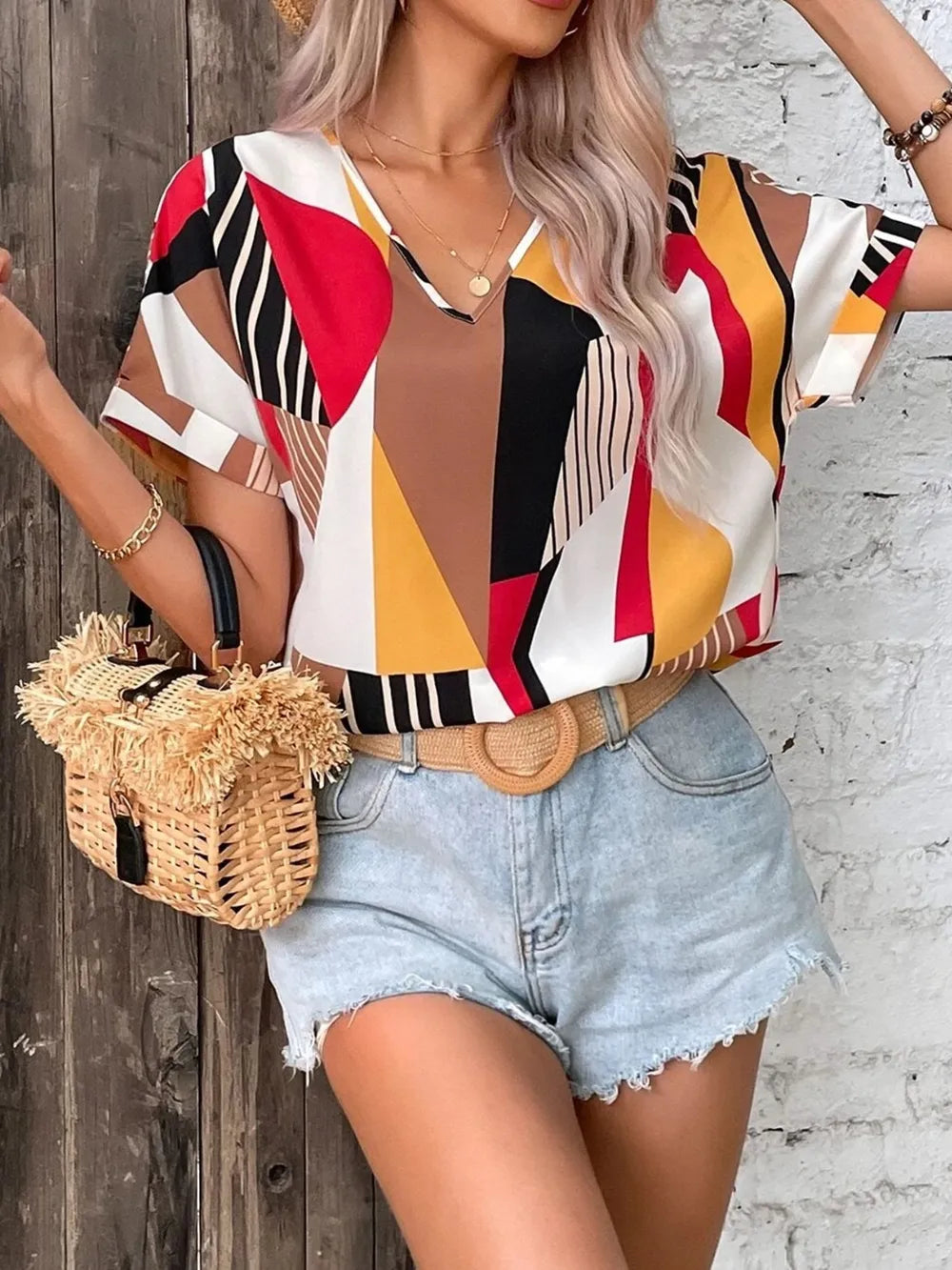 V-neck printed short sleeved shirt with women's geometric pattern contrasting color