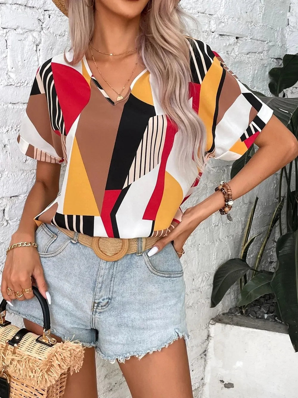V-neck printed short sleeved shirt with women's geometric pattern contrasting color