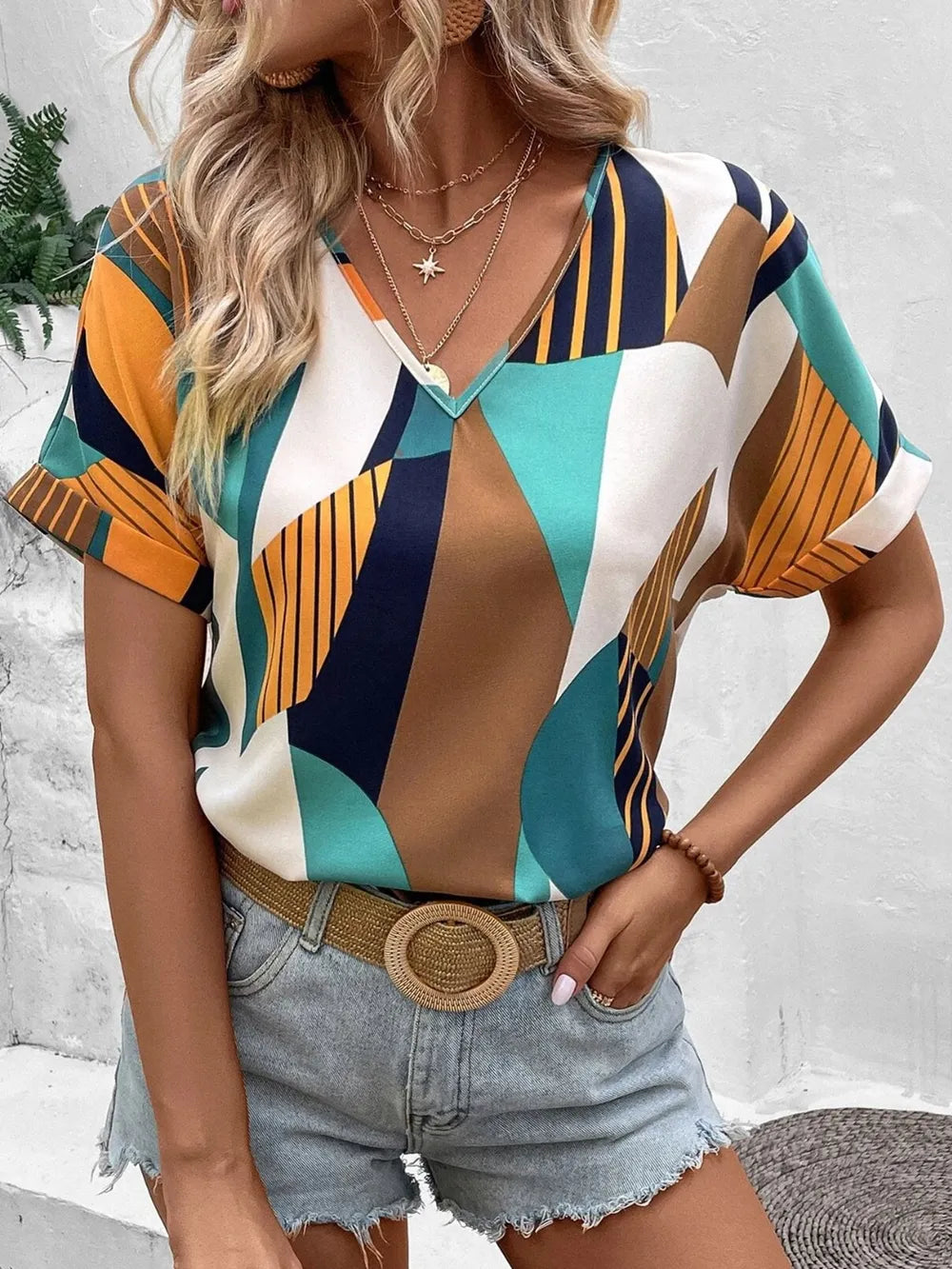 V-neck printed short sleeved shirt with women's geometric pattern contrasting color