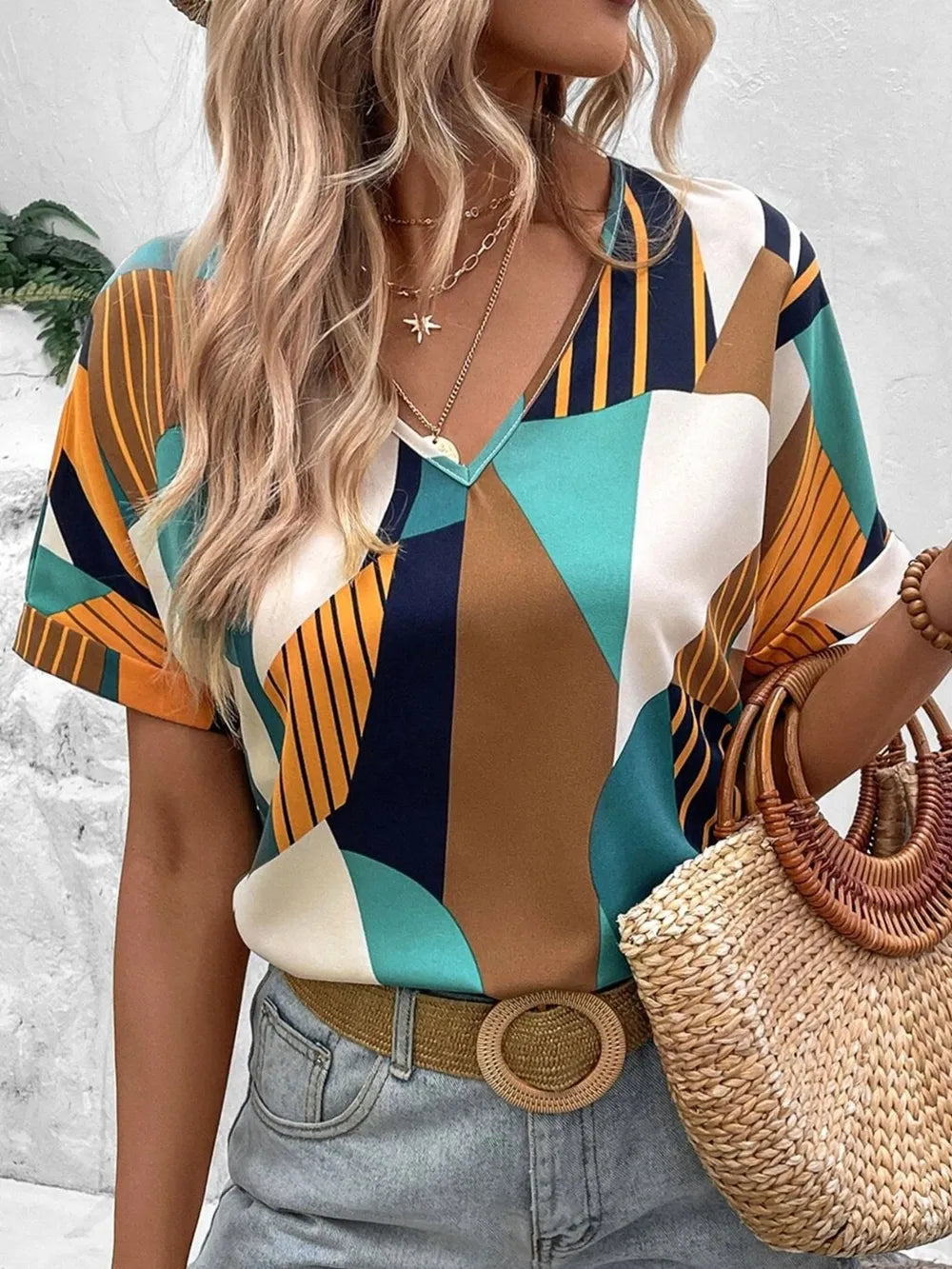 V-neck printed short sleeved shirt with women's geometric pattern contrasting color